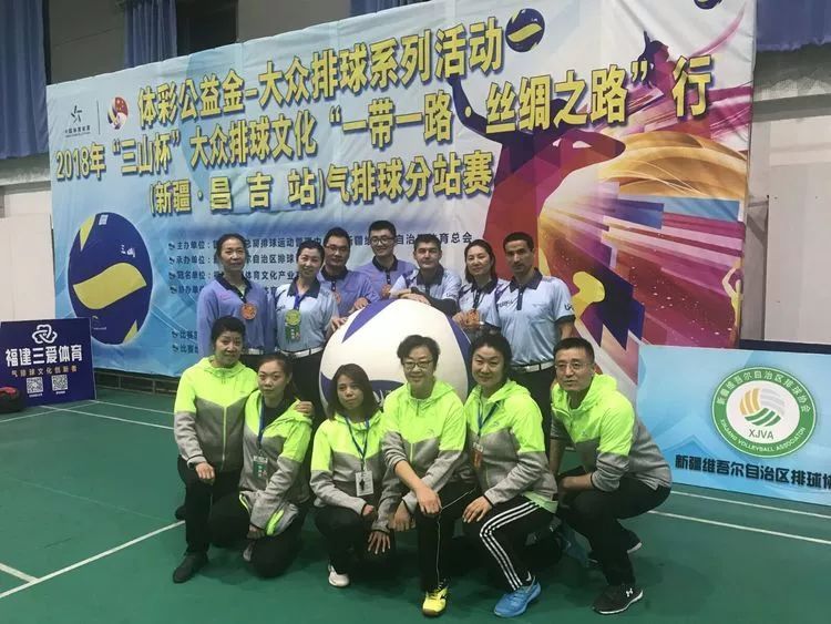 第一届中国青少年足球联赛（男子初中年龄段U13组和U15组）分别在长春和石家庄举行
