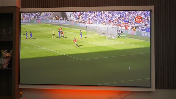看世界杯足球用什么软件？打开哈趣投影仪大屏观看精彩瞬间！